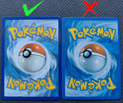 Confronto tra carte collezionabili originali e false - differenze visibili nella qualita di stampa